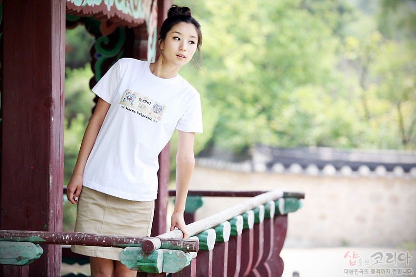 [텍스트: I’m multi / the Korean hobgoblin] 흰색 면 티셔츠 전면에 도깨비 캐릭터와 한글, 영문 조합을 3D 발포 프린트로 표현한 캐주얼 디자인 연출