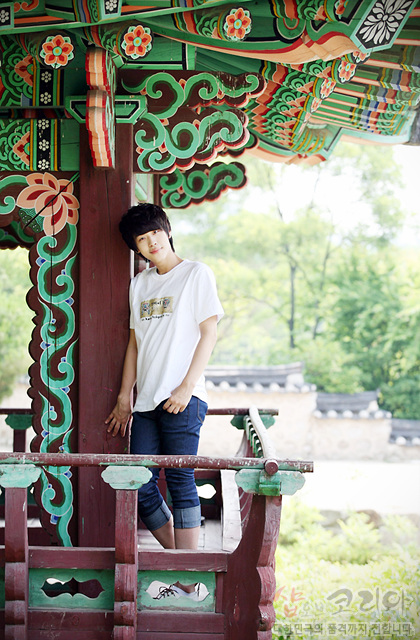 [텍스트: 샵오브코리아 대한민국 옛정까지 전합니다] 흰색 면 티셔츠에 도깨비 캐릭터와 한글 문양을 3D 입체 발포 기법으로 표현한 캐주얼 디자인 모습