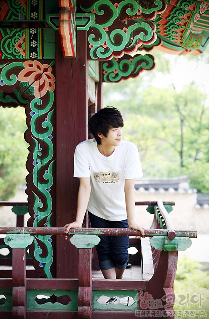 [텍스트: 한국이 너무 좋아] 흰색 면 티셔츠에 도깨비 일러스트와 한글 문양을 3D 입체 발포 기법으로 표현한 캐주얼 디자인