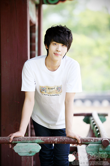 [텍스트: 도깨비 / Korean hobgoblins] 흰색 면 티셔츠에 다채로운 색상의 도깨비 문양을 3D 입체 발포 기법으로 표현한 캐주얼 디자인 이미지 설명