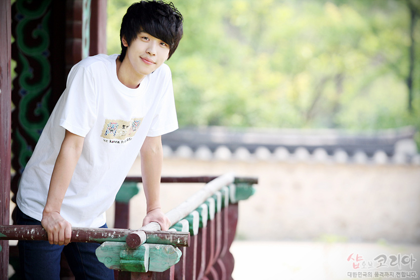 [텍스트: SHOP OF KOREA] 흰색 면 티셔츠 전면 도깨비 캐릭터와 한글 문양을 3D 발포 기법으로 표현한 컬러 프린트 디자인 이미지 설명