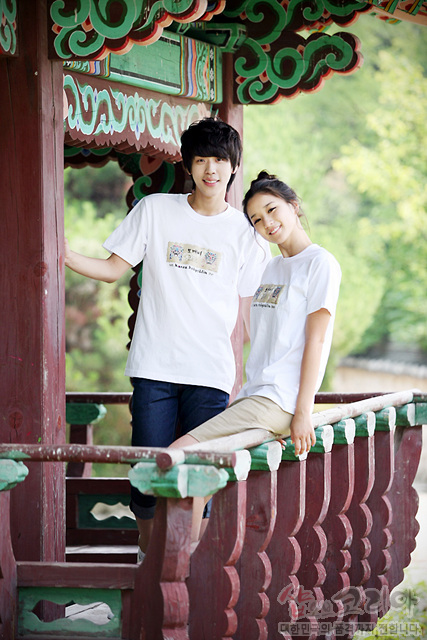 [텍스트: SHOP OF KOREA] 흰색 면 티셔츠 중앙 도깨비와 한글 문양의 3D 입체 발포 프린트, 전통 누각 목조 구조와 조화로운 캐주얼 연출