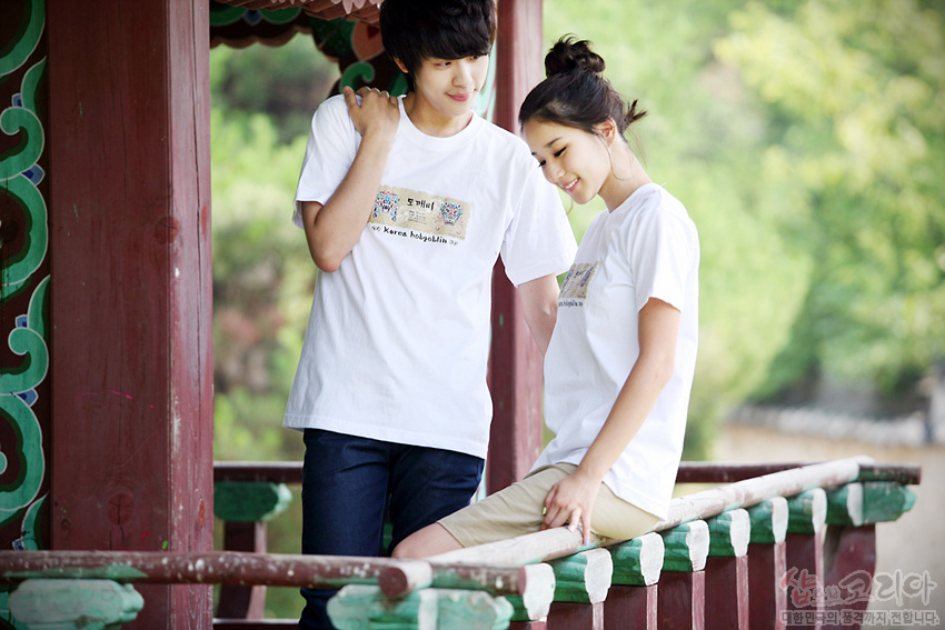 [텍스트: 도깨비, the korean hobgoblin] 흰색 면 티셔츠에 도깨비 캐릭터와 한글 문양을 3D 발포 기법으로 입체 표현한 캐주얼 디자인 이미지