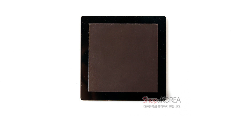 [텍스트: Shop OF KOREA, 대한민국의 품격까지 전합니다.] 뒷면 전체를 감싸는 사각형 자석 면과 유광 블랙 테두리가 특징인 메모홀더 뒷면 이미지 설명