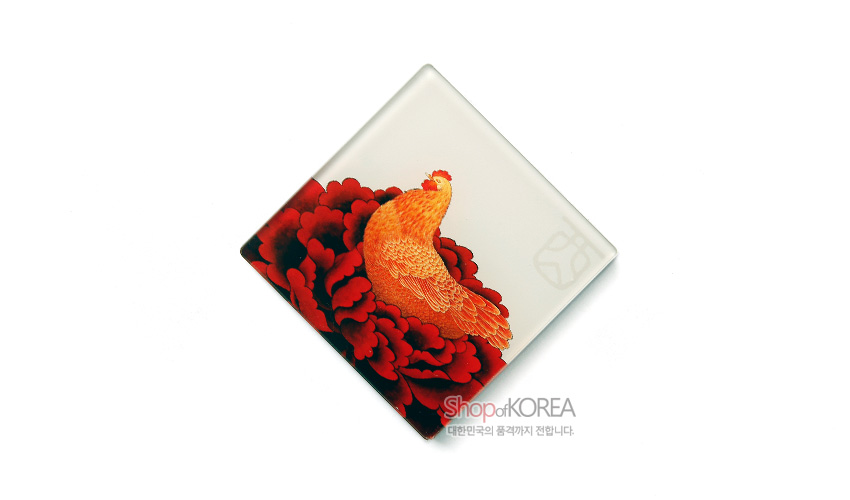 [텍스트: Shop of KOREA 대한민국의 품격까지 전합니다.] 유백색 유리 재질 위 붉은 모란꽃과 섬세한 붓터치의 황금빛 암탉 민화 문양이 어우러진 사각 메모홀더 이미지 설명