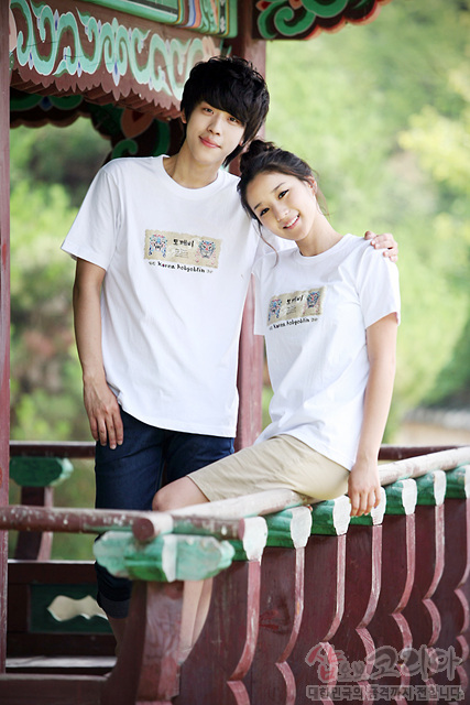 [텍스트: Korean hobgoblin 3D] 흰색 면 티셔츠에 도깨비 캐릭터와 전통 문양을 3D 입체 발포 기법으로 표현한 커플 캐주얼 스타일 이미지 설명