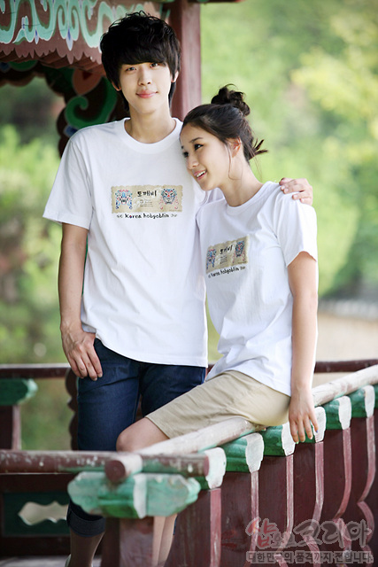 [텍스트: 도깨비 Korea hobgoblin] 흰색 면 티셔츠 가슴 부분 3D 입체 발포 기법 도깨비 캐릭터와 한글 문양, 부드러운 파스텔 색조 장식 디자인