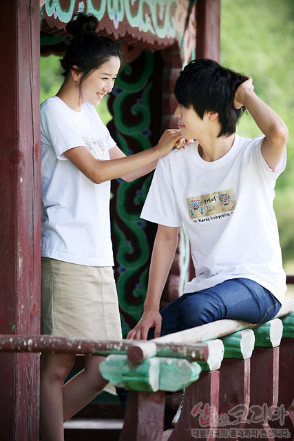 [텍스트: the Korea boojjokbii] 흰색 면 티셔츠 전면에 도깨비 캐릭터와 한글 문양을 3D 입체 발포 기법으로 표현한 캐주얼 커플 티셔츠 연출 이미지