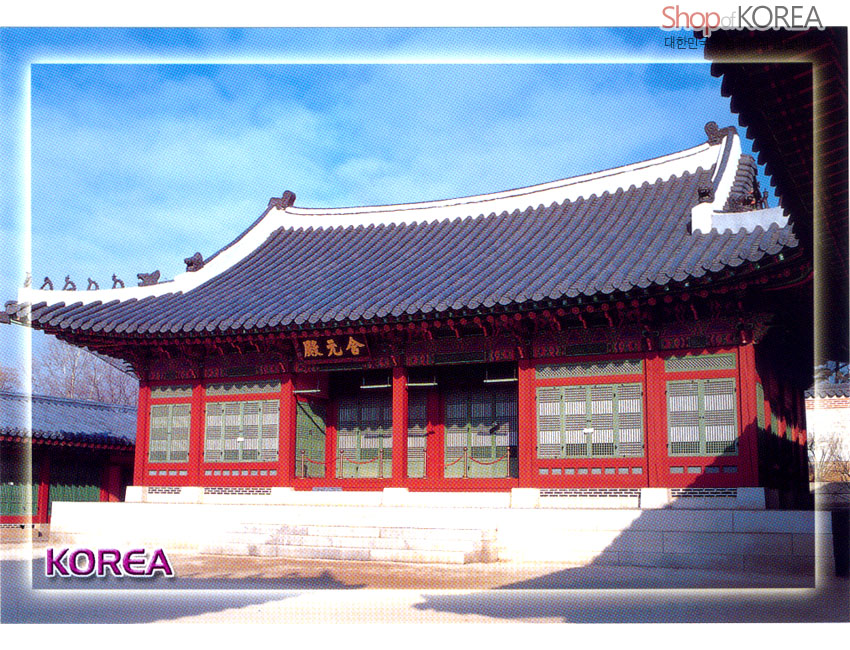 [텍스트: Shop of KOREA, KOREA] 푸른 하늘 아래 회색 기와지붕과 붉은 기둥, 녹색 창호가 조화를 이룬 경복궁 전각 전경 사진 엽서 이미지