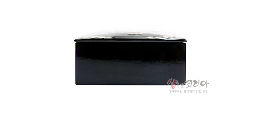 [텍스트: 샵오브코리아 대한민국의 품격까지 전합니다.] 흑색 옻칠 바탕 사각 명함함 측면 모습, 상단 자개 송학 채색 문양 일부 보이는 디자인