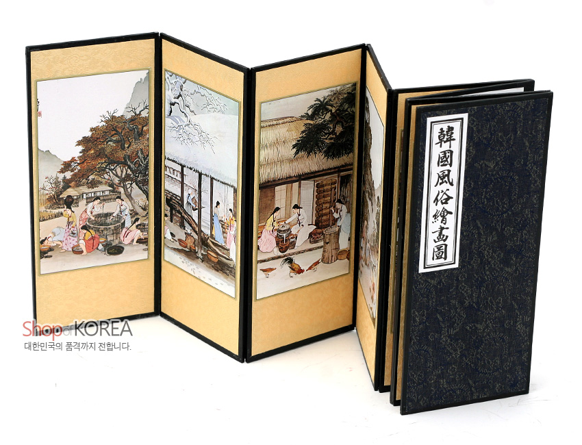 [텍스트: Shop of KOREA 대한민국의 품격까지 전합니다. / 韓國風俗繪畵圖] 실크 재질 8폭 구조, 전면 담채 기법의 풍속도와 산수화, 금빛 바탕과 흑색 전통 문양 표지 조화 병풍형 소품