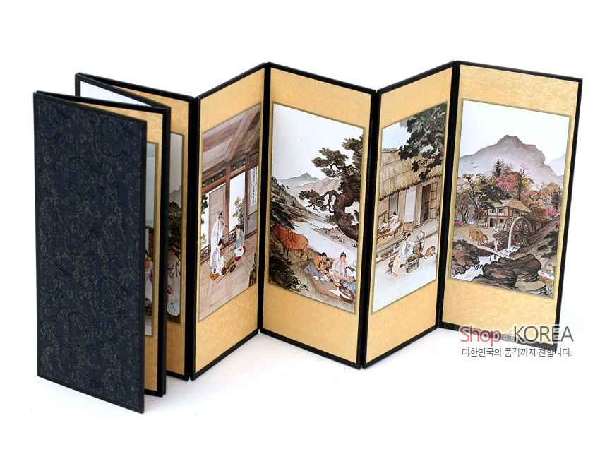 [텍스트: Shop of KOREA, 대한민국의 품격까지 전합니다.] 비단 재질의 8폭 미니 병풍, 금빛 바탕 위에 세밀한 풍속도와 산수화가 담채 기법으로 채색된 전통 장식품