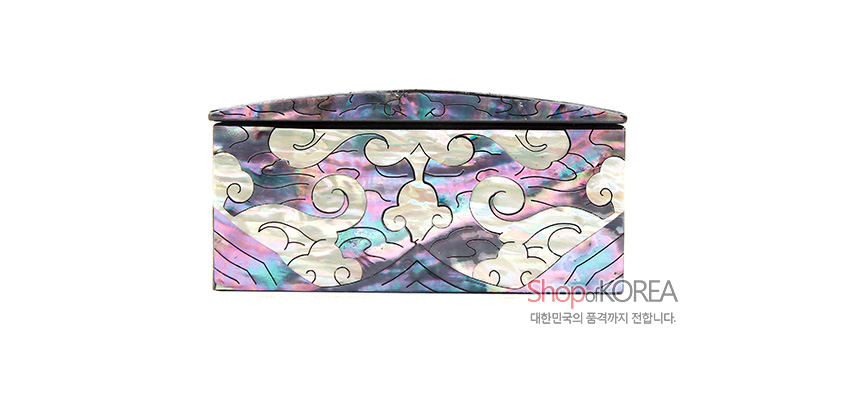 [텍스트: Shop of KOREA 대한민국의 품격까지 전합니다.] 다채로운 자개 상감 기법으로 구름과 파도 형상을 표현한 곡선형 옻칠 필함 전면부 장식 모습