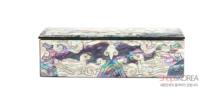 [텍스트: ShopofKOREA 대한민국의 품격까지 전합니다.] 운학과 산수 문양을 자개 상감으로 표현한 옻칠 필함, 은은한 오색 나전 광택이 돋보이는 전통 디자인