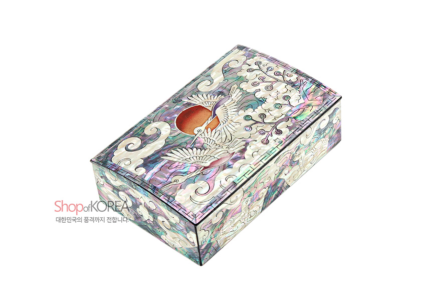 [텍스트: Shop of KOREA 대한민국의 품격까지 전합니다.] 자개 상감 기법으로 학과 구름, 붉은 해 문양을 정교하게 표현한 다채로운 빛깔의 옻칠 필함과 명함함 세트 이미지