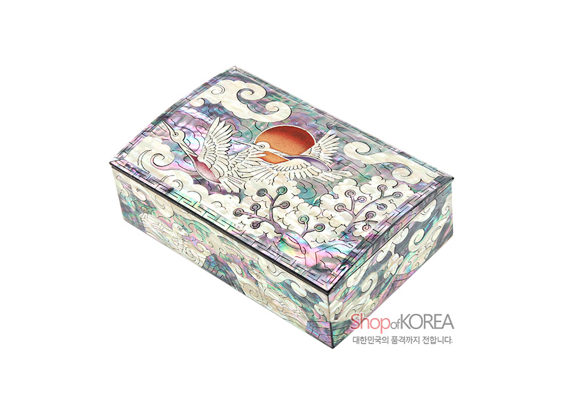 [텍스트: Shop of KOREA 대한민국의 품격까지 전합니다.] 자개 상감 기법으로 학과 붉은 해, 구름과 매화 문양을 섬세하게 표현한 다채로운 옻칠 나전함 이미지 설명