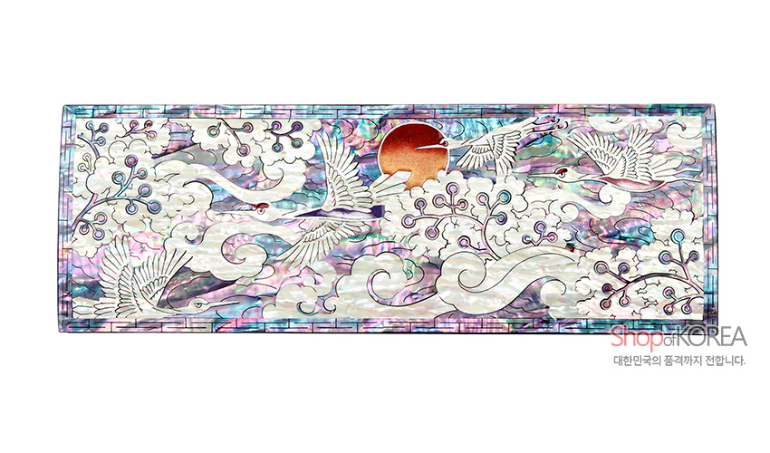 [텍스트: ShopofKOREA 대한민국의 품격까지 전합니다.] 다채로운 자개 상감 기법으로 운학과 붉은 해, 구름과 파도 문양을 섬세하게 표현한 옻칠 필함 디자인