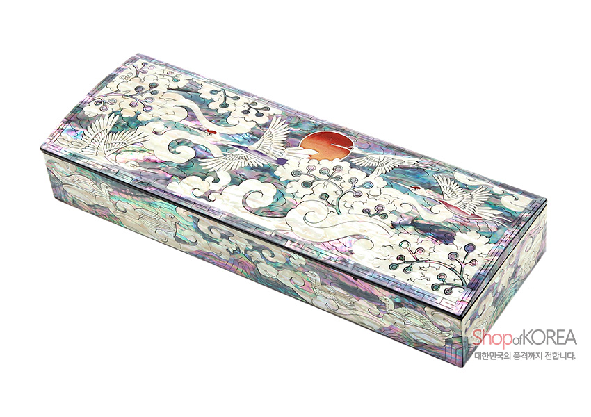 [텍스트: ShopofKOREA 대한민국의 품격까지 전합니다.] 자개 상감 기법으로 운학과 해·구름 문양을 섬세하게 표현한 다채로운 빛의 옻칠 필함 디자인