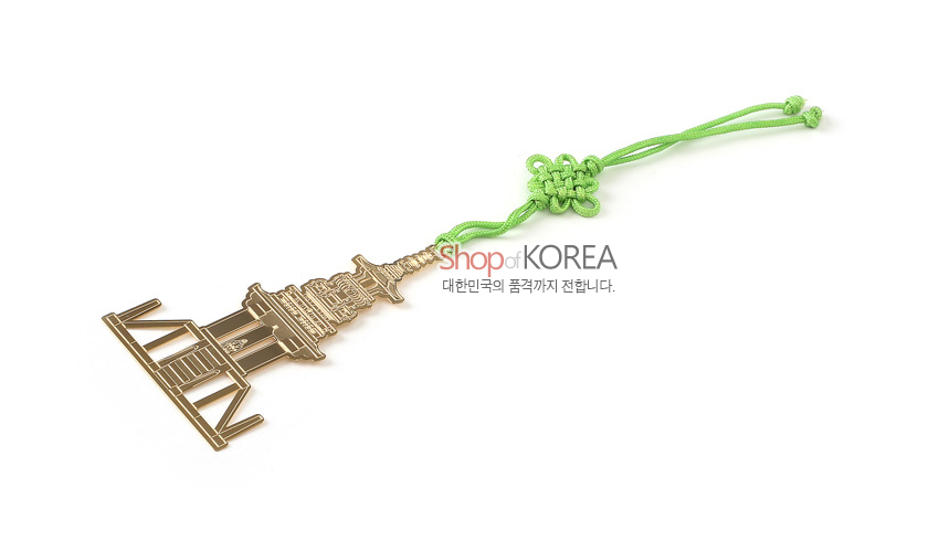 [텍스트: Shop of KOREA / 대한민국의 품격까지 전합니다.] 금속 재질의 금장 다보탑 실루엣 책갈피와 연두색 전통 매듭 장식 대비가 돋보이는 디자인 표현