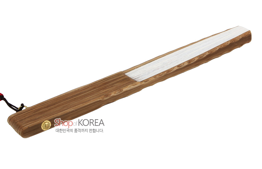 [텍스트: Shop of KOREA 대한민국의 품격까지 전합니다.] 대나무 결을 살린 손잡이와 흰 한지 부채살이 조화된 직선형 접이식 전통 부채 디자인