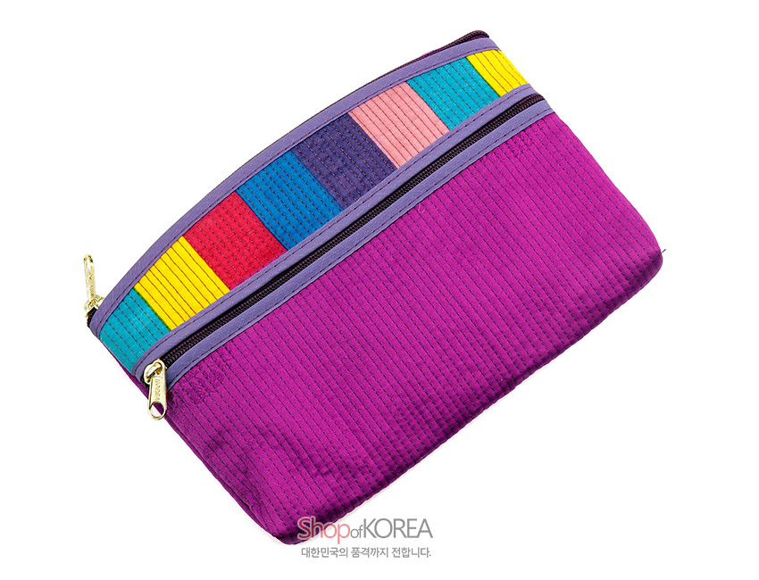 [텍스트: Shop of KOREA 대한민국의 품격까지 전합니다.] 보라색 누비 원단에 노랑·빨강·청록·남색·분홍 색동 패치를 더한 직사각형 티슈 지갑, 금속 지퍼 장식 특징