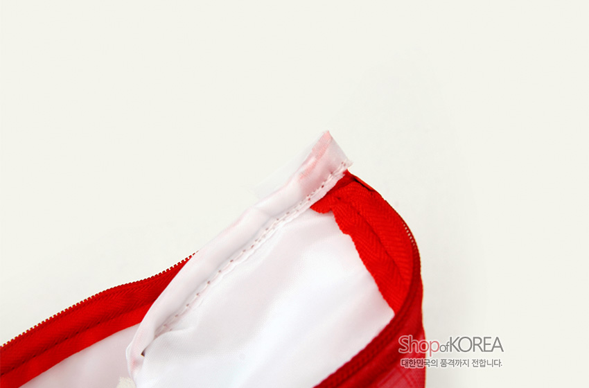 [텍스트: ShopofKOREA 대한민국의 품격까지 전합니다.] 붉은색 겉감과 흰색 안감을 누비 기법으로 마감한 파우치 입구 부분 클로즈업 이미지