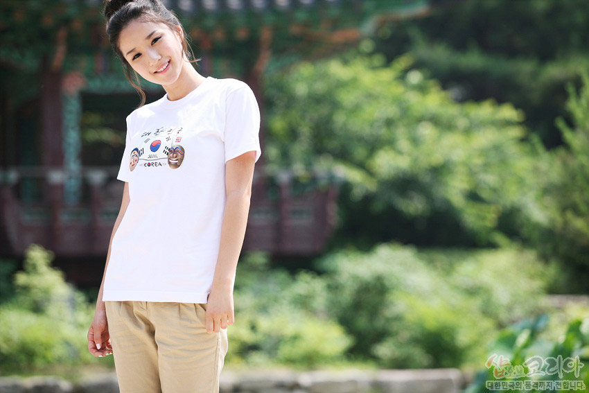 [텍스트: I LOVE KOREA] 흰색 면 티셔츠에 태극기와 전통 탈, 영문 레터링이 발포 인쇄된 3D 입체 그래픽 장식 디자인