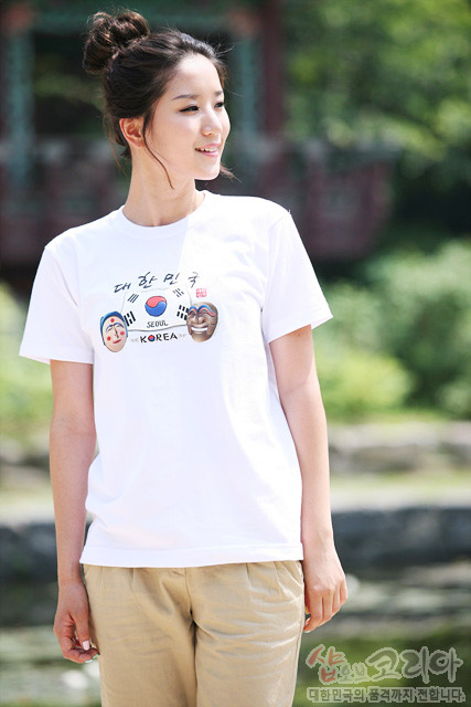 [텍스트: 대한민국 I ♥ SEOUL KOREA] 흰색 면 티셔츠 위 태극기, 전통 탈 문양과 한글 서체가 3D 발포 기법으로 표현된 디자인