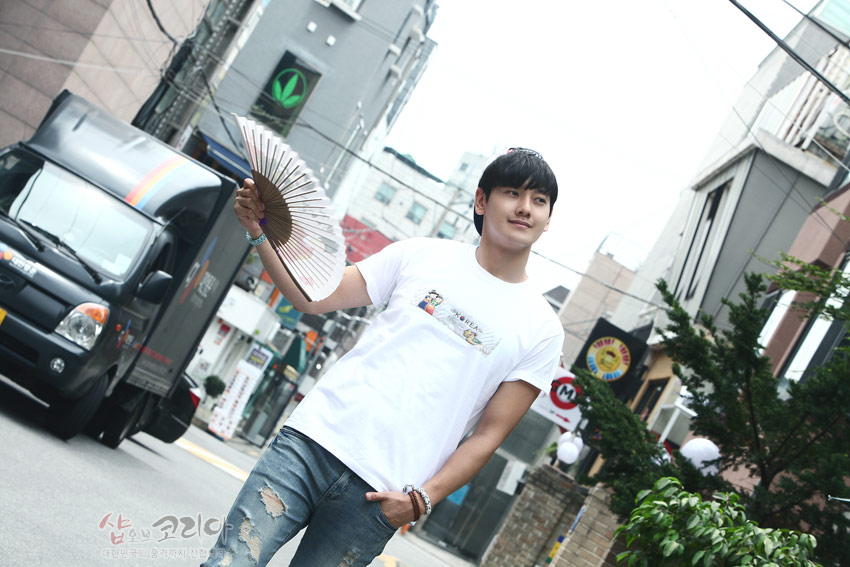 [텍스트: 샵오브코리아 대한민국 명품 공예품 쇼핑몰] 흰색 면 티셔츠 위 혼례 한복 인물과 전통 문양을 다색 3D 입체발포 기법으로 표현한 일러스트 장식 이미지