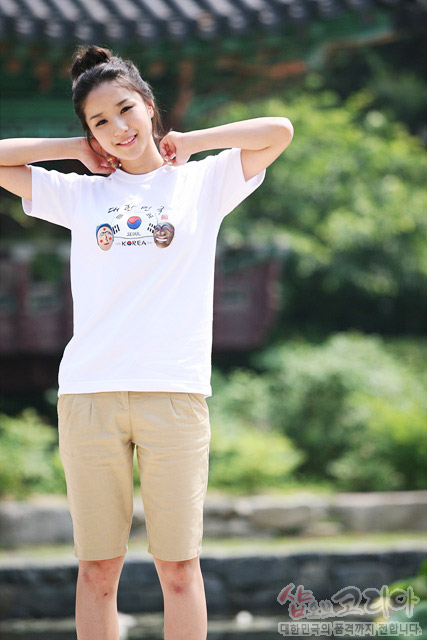 [텍스트: 탈 태극기 KOREA] 흰색 면 티셔츠 중앙 태극기와 전통 탈 문양, 한글 서체가 조화된 3D 발포 프린트 디자인 이미지