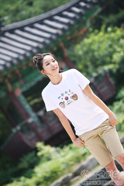 [텍스트: 대 한 민 국] 흰색 면 티셔츠 위 태극기와 전통 탈 문양, 한글 서체가 컬러로 발포 프린트된 3D 입체 그래픽 구성