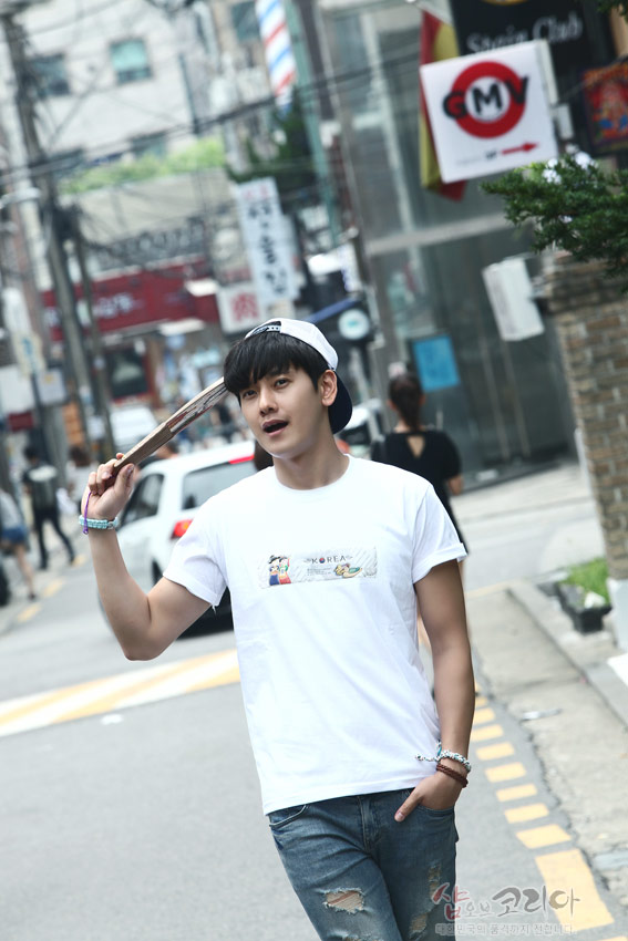 [텍스트: KOREA] 흰색 면 티셔츠 전면에 혼례 한복을 입은 인물과 전통 문양을 3D 입체발포 기법으로 표현한 직사각 패턴 장식 이미지 설명