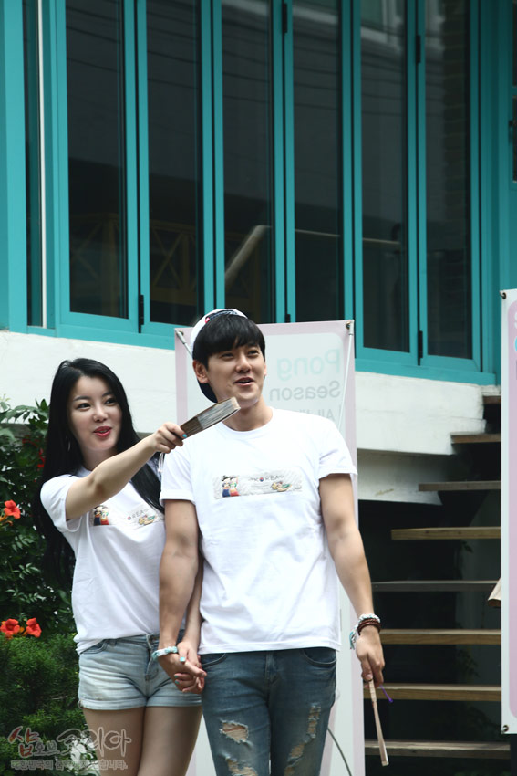 [텍스트: PONG BEAR] 흰색 면 소재에 혼례 한복 캐릭터와 전통 문양을 3D 입체발포 기법으로 표현한 커플 티셔츠 연출 이미지