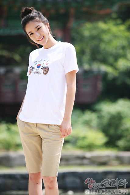 [텍스트: KOREA] 흰색 면 티셔츠 위 태극기와 전통 탈, 한글 서체가 컬러 3D 발포 기법으로 표현된 입체 그래픽 장식 모습