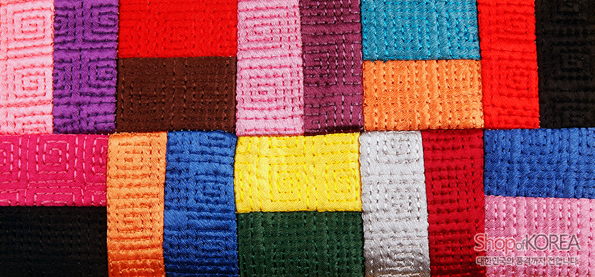 [텍스트: ShopofKOREA 대한민국의 좋은가격과 감동입니다] 다채로운 색상의 누비 조각보 패치워크와 기하학 문양이 어우러진 원단 질감 클로즈업 이미지