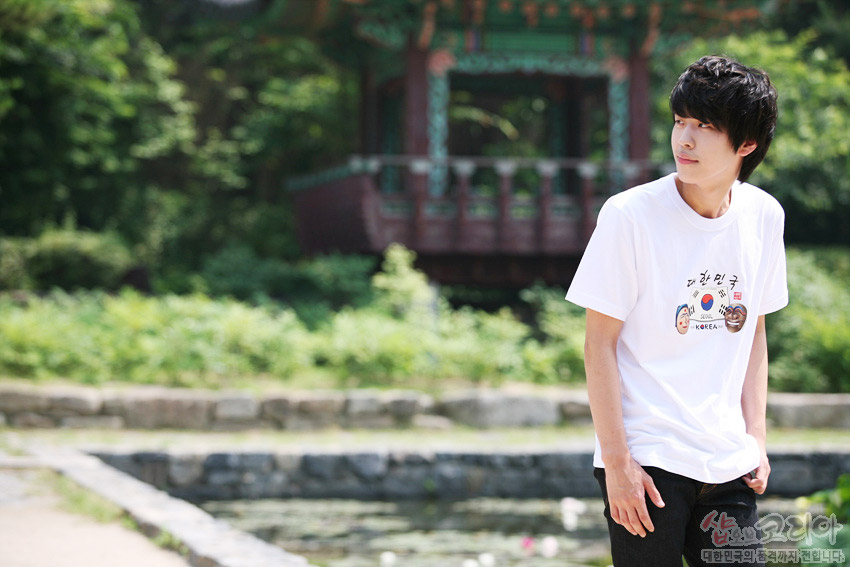 [텍스트: 대한민국 KOREA] 흰색 면 티셔츠 위 태극기와 전통탈, 한글 서체가 3D 발포 프린트로 표현된 그래픽 장식