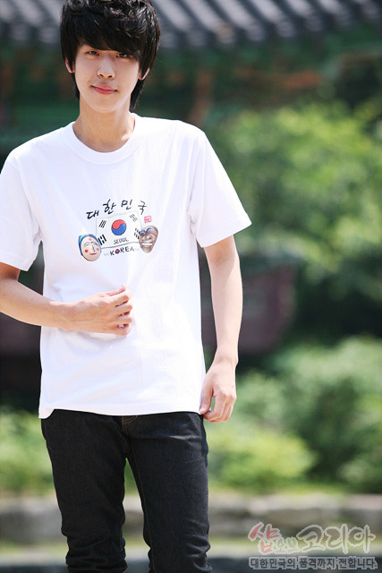 [텍스트: 대한민국 SEOUL KOREA] 흰색 면 티셔츠 위 태극기와 전통 탈 문양, 한글 서체가 3D 발포 기법으로 표현된 입체 그래픽 디자인