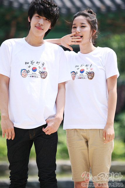 [텍스트: 대한민국, SEOUL KOREA] 흰색 면 티셔츠 위 태극 문양과 전통 탈 얼굴, 한글 서체가 3D 발포 프린트로 표현된 입체 그래픽 디자인