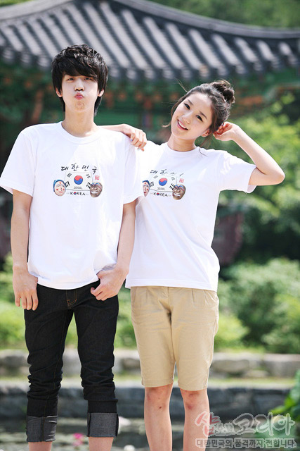 [텍스트: THE GRAND KOREA] 흰색 면 티셔츠 중앙 태극기와 하회탈, 한글 서체가 3D 발포 프린트로 표현된 전통 문양 그래픽 디자인