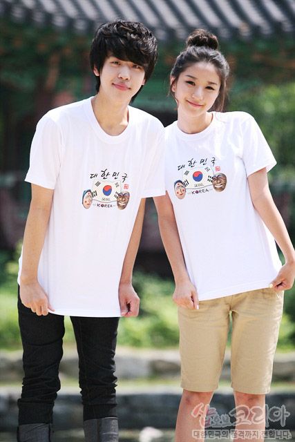 [텍스트: 대한민국 KOREA] 흰색 면 티셔츠 중앙 태극기와 전통 탈, 한글 서체가 컬러 인쇄된 3D 발포 프린트 장식 디자인