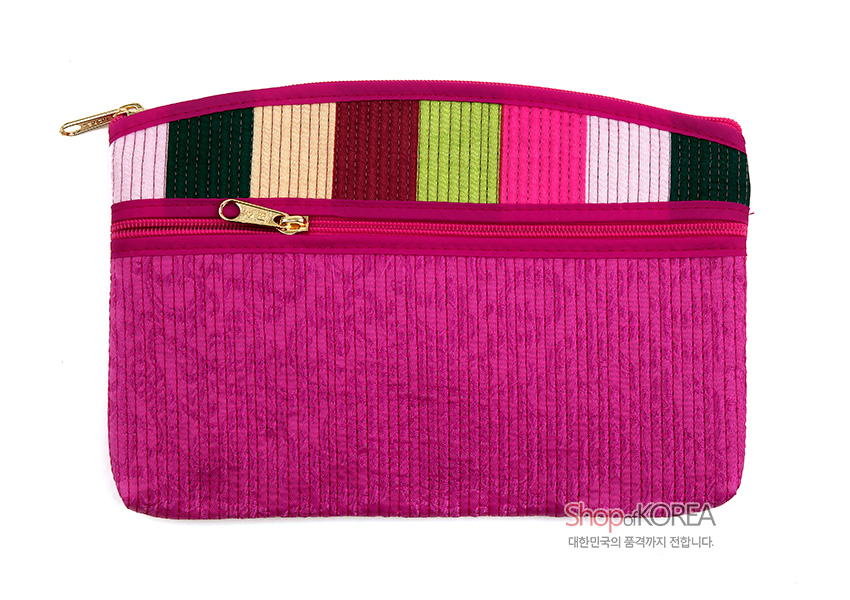 [텍스트: ShopofKOREA 대한민국의 품격까지 전합니다.] 진분홍 누비 원단과 세로줄 색동 누비 배색, 금속 지퍼 장식이 돋보이는 직사각형 티슈 지갑 모습