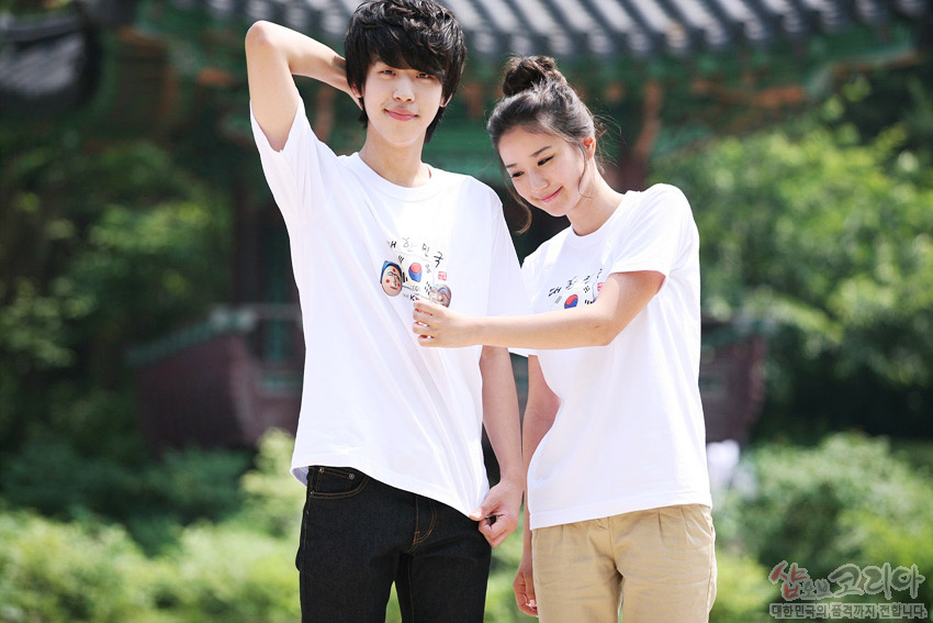 [텍스트: 대한민국 korea] 흰색 면 티셔츠 위 태극기와 전통 탈, 한글 서체가 3D 발포 프린트로 표현된 입체 그래픽 디자인