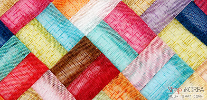 [텍스트: Shop of KOREA 대한민국의 품격까지 전합니다.] 다채로운 색상의 반투명 모시 조각을 격자형으로 이어 붙인 전통 조각보 패치워크 질감 강조 이미지