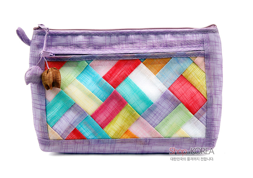 [텍스트: Shop of KOREA / 대한민국의 품격까지 전합니다.] 자색 모시 바탕에 오방색 조각보 패치워크 장식, 지퍼 손잡이에 천연 느낌 매듭 장식이 더해진 직사각형 파우치형 디자인
