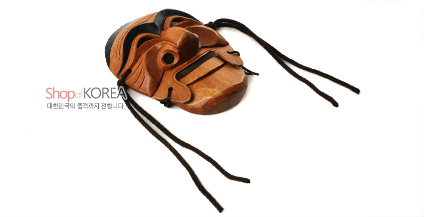 [텍스트: Shop of KOREA 대한민국의 품격까지 전합니다.] 갈색 목재 조각으로 만든 하회 양반탈, 음영이 살아있는 조각 기법과 검은 머리·눈썹 채색, 긴 검은 끈 장식 특징