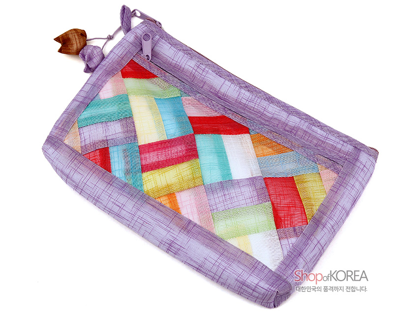 [텍스트: ShopofKOREA 대한민국의 품격까지 전합니다.] 자색 모시 테두리에 다채로운 모시 조각보 패치워크가 더해진 직사각형 지퍼 파우치 이미지 설명