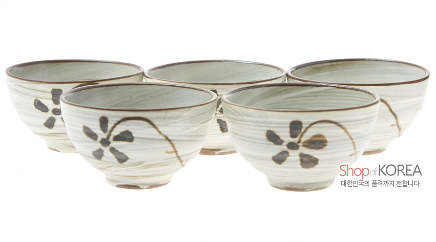[텍스트: Shop of KOREA 대한민국의 품격까지 전합니다.] 연한 회백색 유약 도자기 재질 위 갈색 국화문 손그림과 갈색 테두리 장식 소주잔 6종 세트 모습