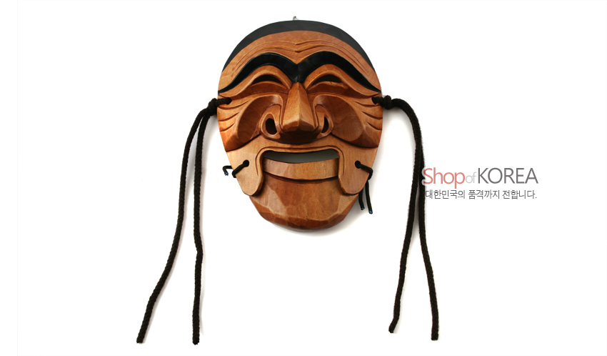 [텍스트: Shop of KOREA / 대한민국의 품격까지 전합니다.] 목재 조각 기법으로 제작된 하회탈 양반탈, 갈색 나뭇결과 검은 안료의 눈썹·머리선, 양옆 검은 끈 장식 특징