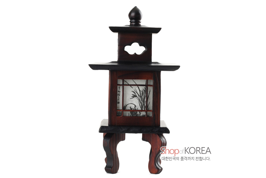 [텍스트: Shop of KOREA 대한민국의 품격까지 전합니다.] 짙은 갈색 목재와 흑색 옻칠로 만든 이층 사각 탑형 좌등, 한지창에 수묵화 풍경과 한자 필기, 곡선 다리 장식이 어우러진 전통 조명등 디자인