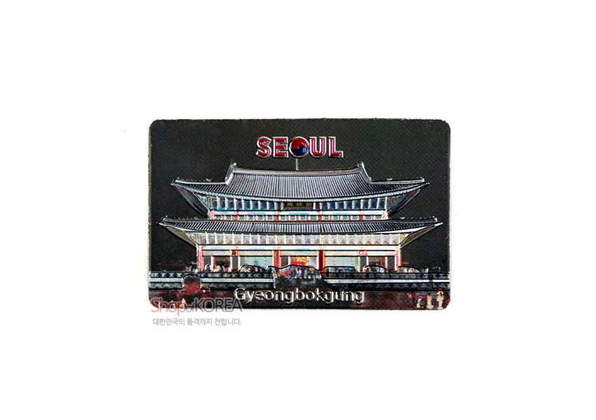 [텍스트: SEOUL, Gyeongbokgung, Shop of KOREA 대한민국의 품격까지 전합니다.] 금속 재질 직사각형 자석홀더에 검은 바탕, 야간 조명으로 강조된 경복궁 문루와 붉은·노란 포인트 색상 대비 표현